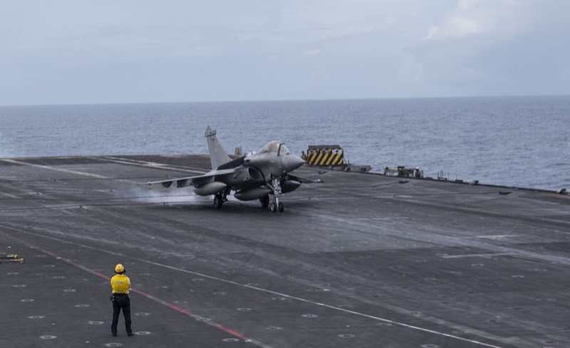 Un Rafale Marine se pose sur le pont du porte-avions Charles de Gaulle, en mer